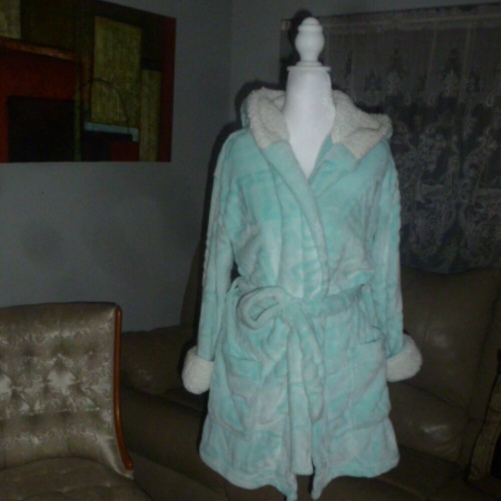 PINK Victoria’s Secret Plush Robe – Light Blue w/ Pink Prints – XS